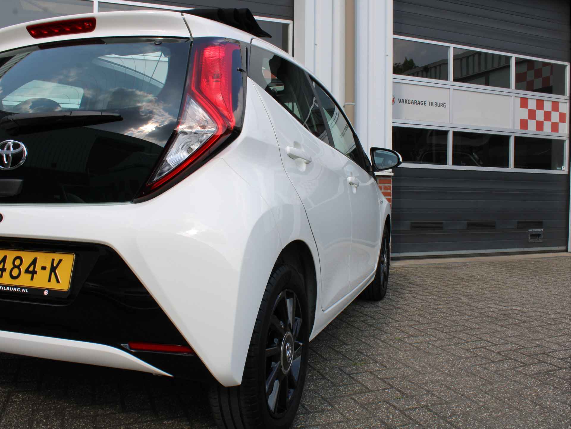 Toyota Aygo 1.0 VVT-i X-Play Limited Cabrio /LED/Elek. Schuifdak/Achteruitrijcamera/Elek. ramen/Apple carplay/AIRCO/15'LM/CV/NAP! 1e eig! - 38/43