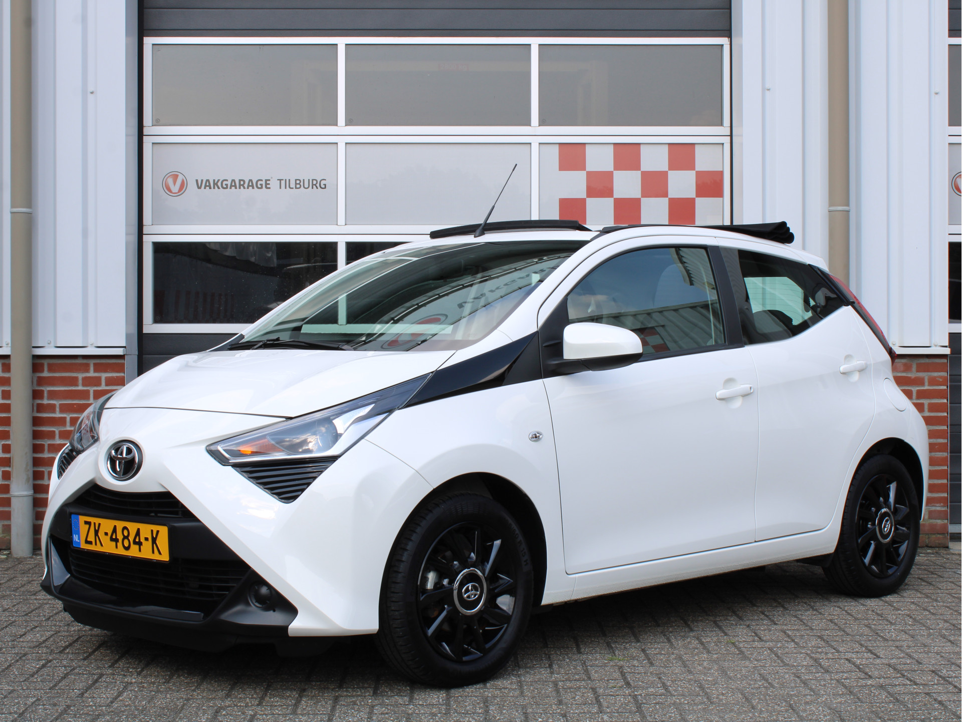 Toyota Aygo 1.0 VVT-i X-Play Limited Cabrio /LED/Elek. Schuifdak/Achteruitrijcamera/Elek. ramen/Apple carplay/AIRCO/15'LM/CV/NAP! 1e eig!