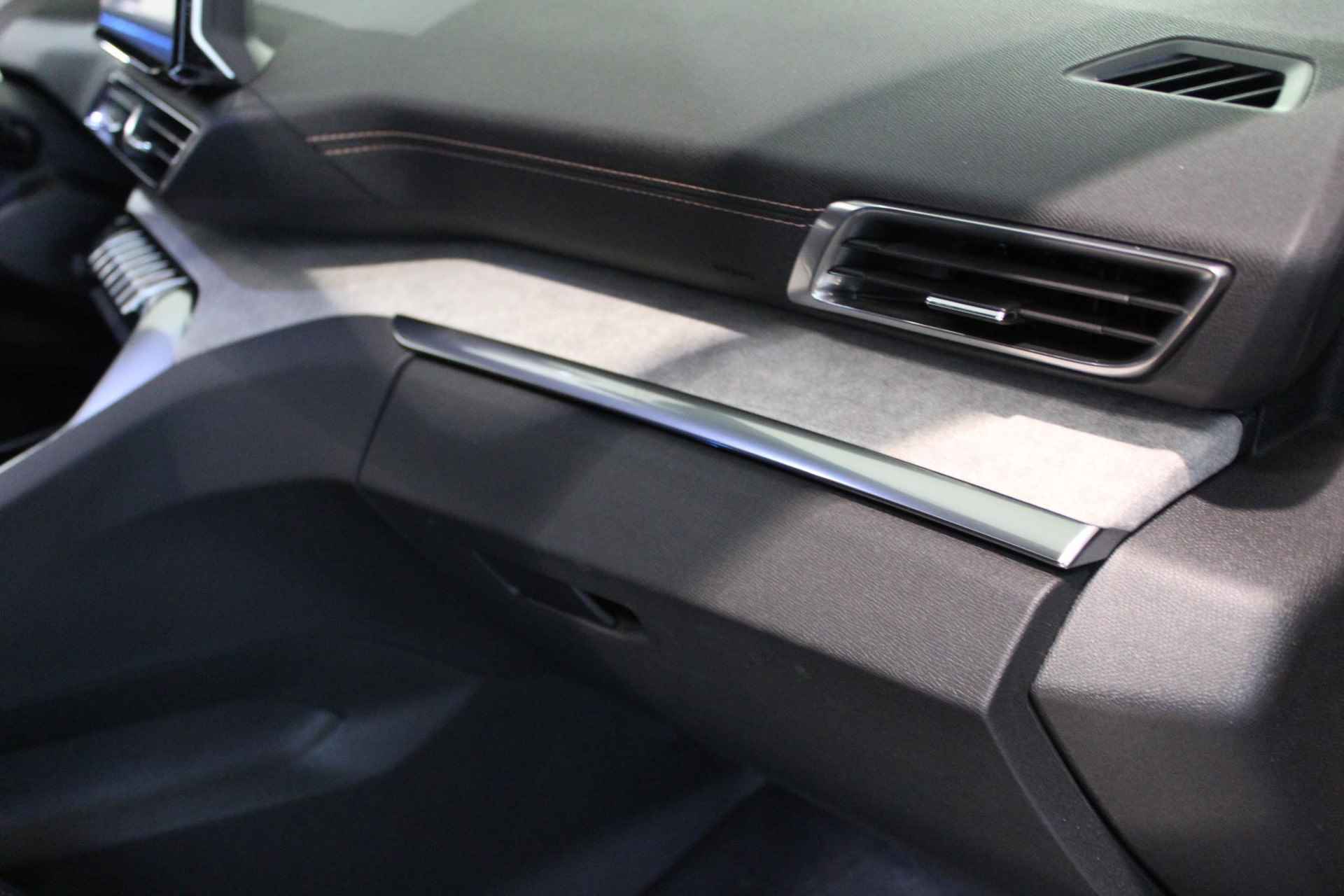Peugeot 5008 1.2 PureTech GT | Panorama Schuif/kantel dak | Navigatie | Camera | NIEUW TE BESTELLEN! - 4/43