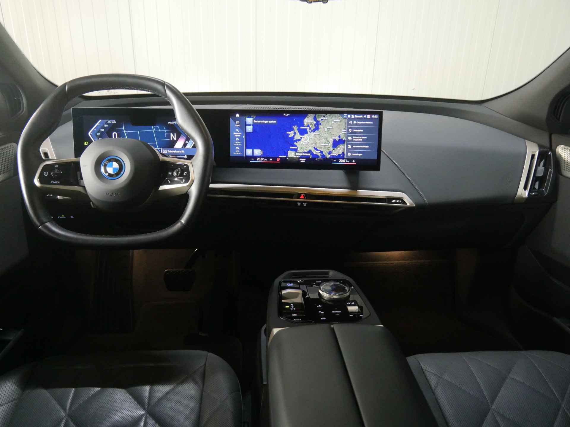 BMW iX xDrive50 High Executive / Sportpakket / Panoramadak Sky Lounge / Trekhaak / Laserlight / Bowers & Wilkins / Parking Assistant Plus / Soft Close - 3/35