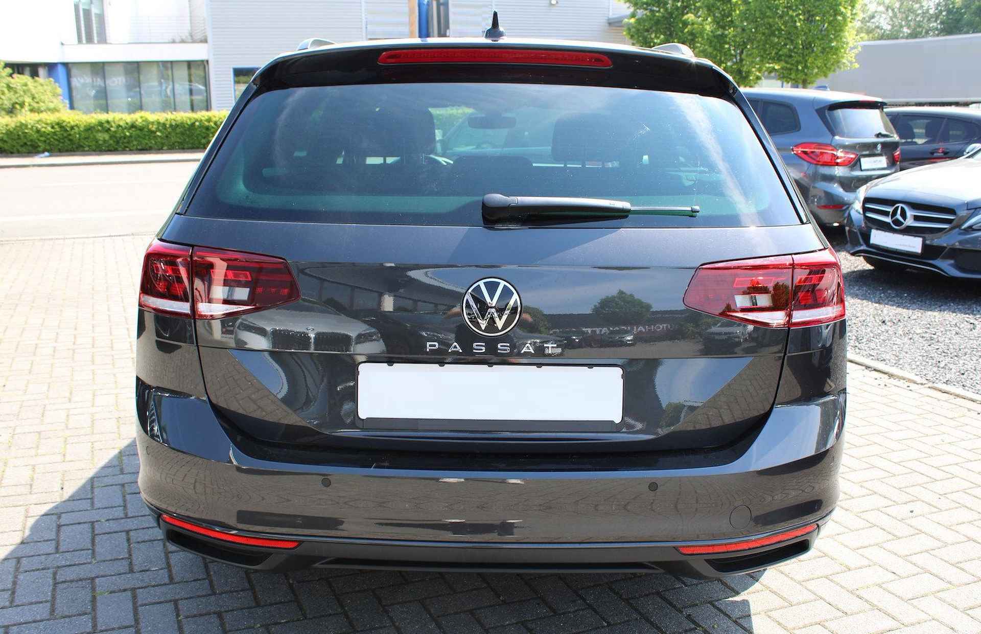 Volkswagen Passat Variant 2.0 TDI 200 PK DSG ACC Trekhaak Camera LED - 7/20