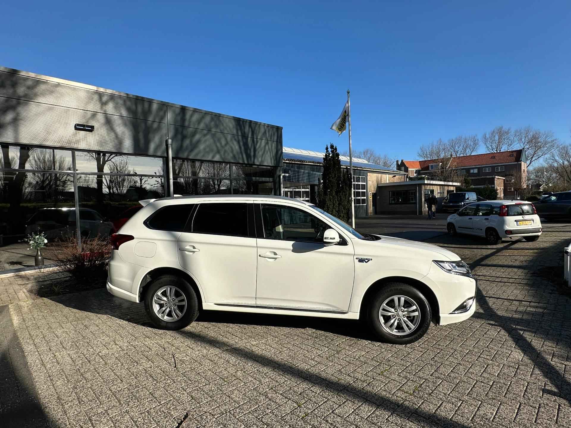 Mitsubishi Outlander 2.4 PHEV Pure trekhaak carplay camera - 7/31