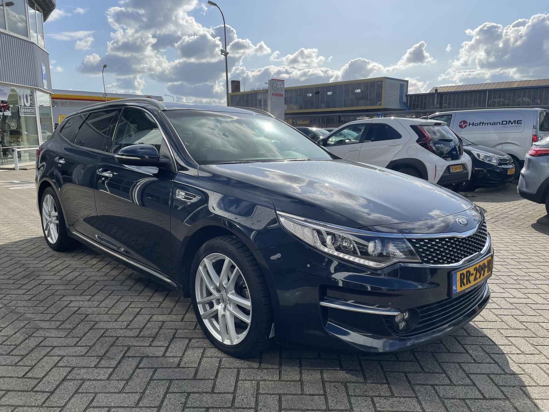 Kia Optima Sportswagon 1.7 CRDi ComfortPlusLine puur rijgenot en heel veel luxe! 600 Liter kofferruimte en automaat! Ideale gezins auto, ook zeker geschikt voor Taxi. - 17/18