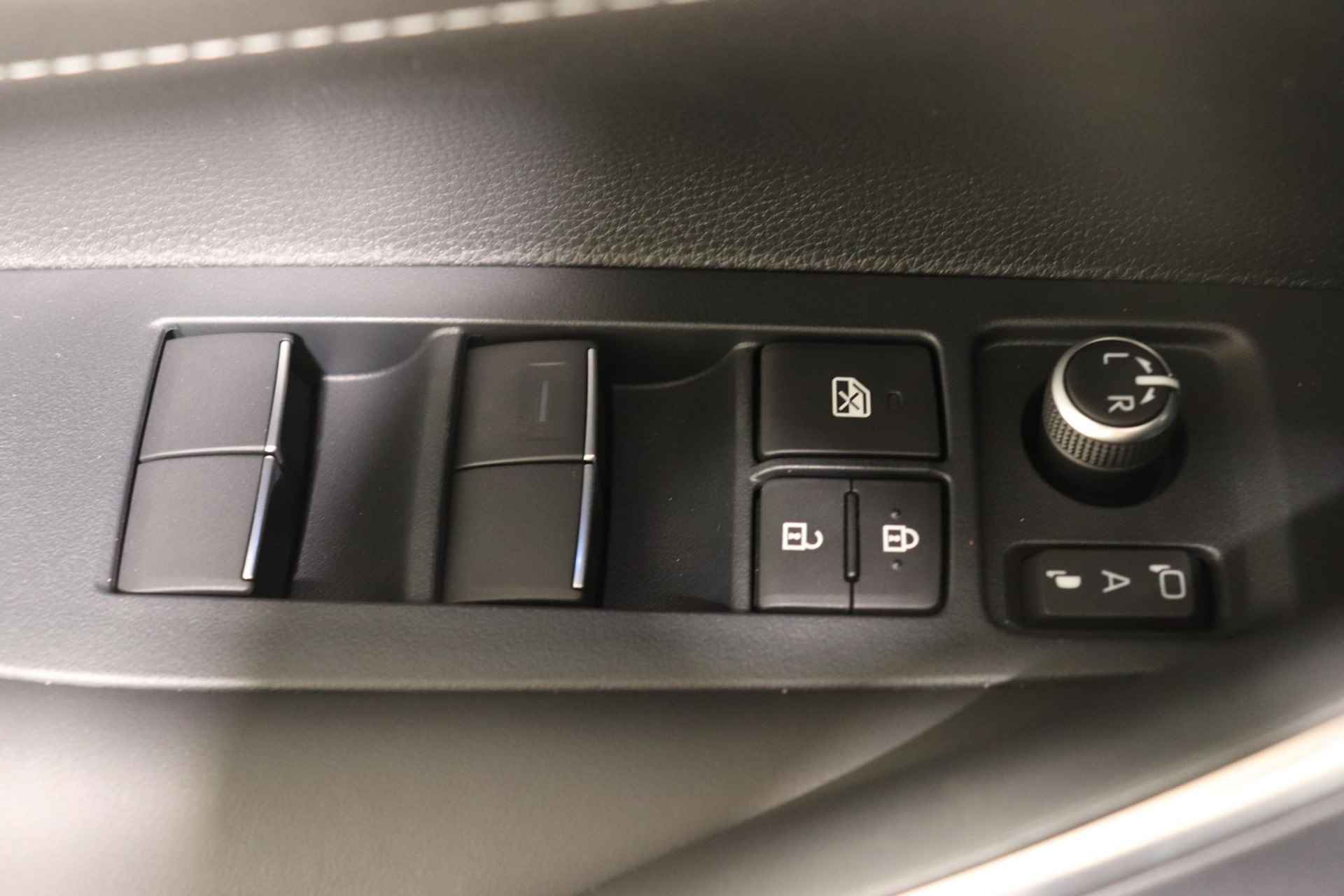 Toyota Corolla Touring Sports 1.8 Hybrid First Edition, Direct leverbaar, 140PK, Sensoren, Stoelverwarming, Apple Carplay/Android Auto! - 13/41