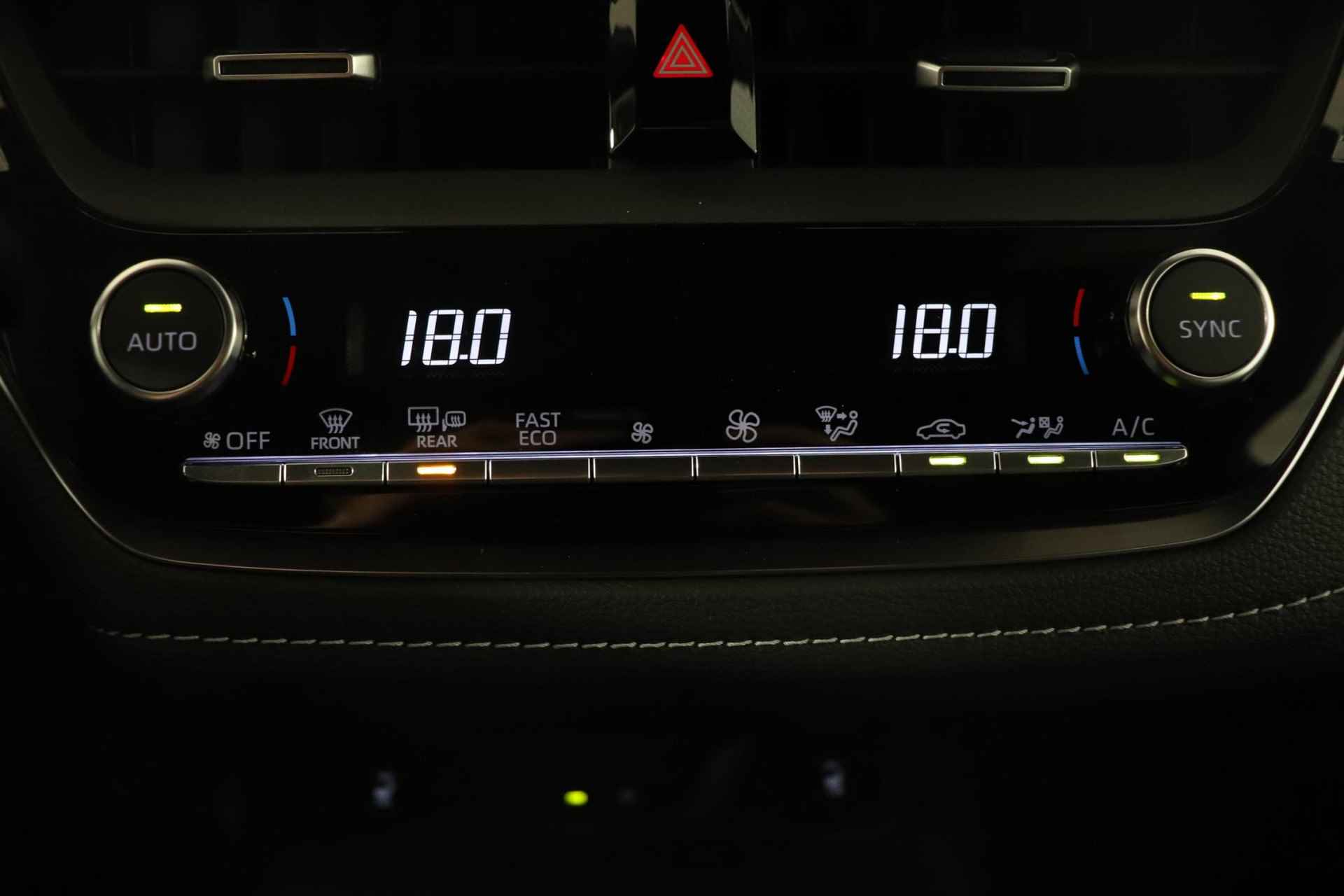 Toyota Corolla Touring Sports 1.8 Hybrid First Edition, Direct leverbaar, 140PK, Sensoren, Stoelverwarming, Apple Carplay/Android Auto! - 29/41