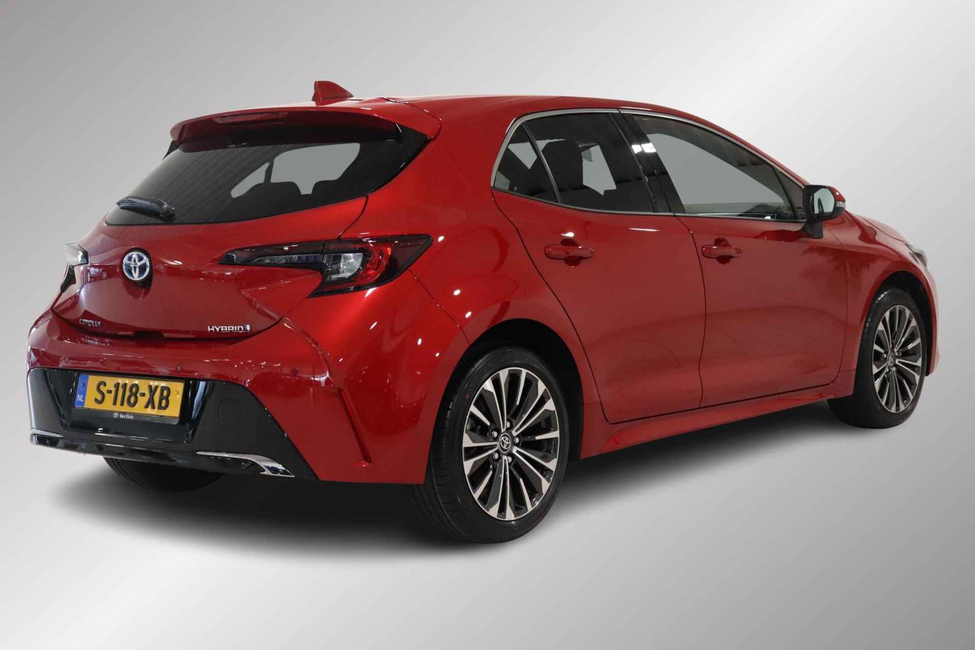 Toyota Corolla 1.8 Hybrid First Edition, Stoelverwarming, Nieuwe 1.8 motor met 140PK, Cruise Control, Climate Control, Sensoren, Apple Carplay/Android Auto! - 2/38