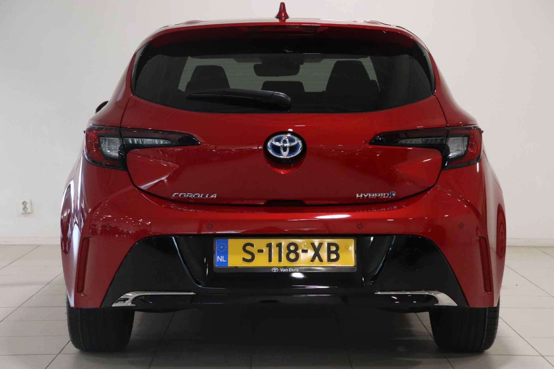 Toyota Corolla 1.8 Hybrid First Edition, Stoelverwarming, Nieuwe 1.8 motor met 140PK, Cruise Control, Climate Control, Sensoren, Apple Carplay/Android Auto! - 4/38