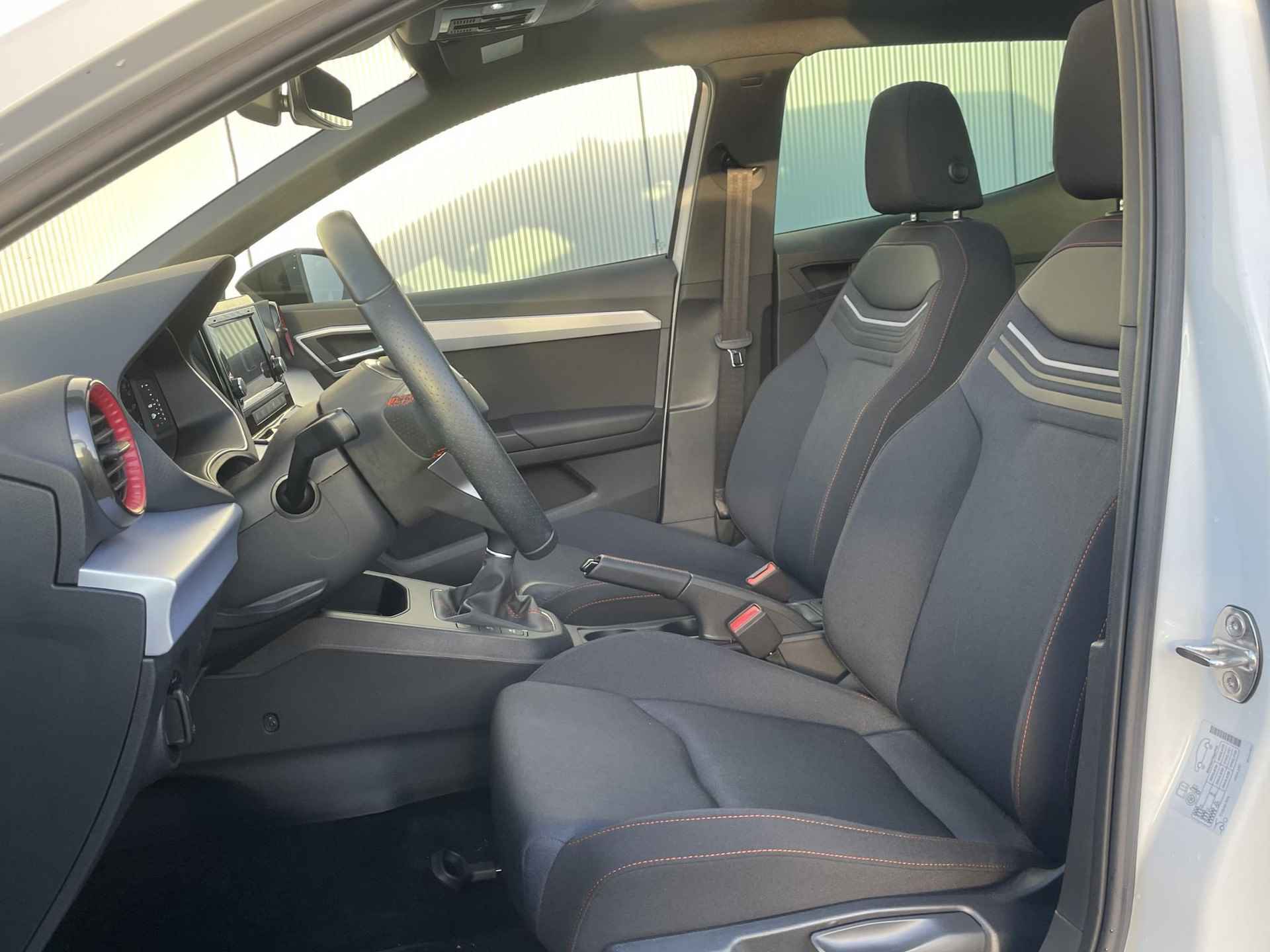 SEAT Ibiza 1.0 TSI FR / Navigatie via Apple Carplay & Android Auto / Cruise Control / Stoelverwarming / Parkeersensoren voor & Achter / - 6/34