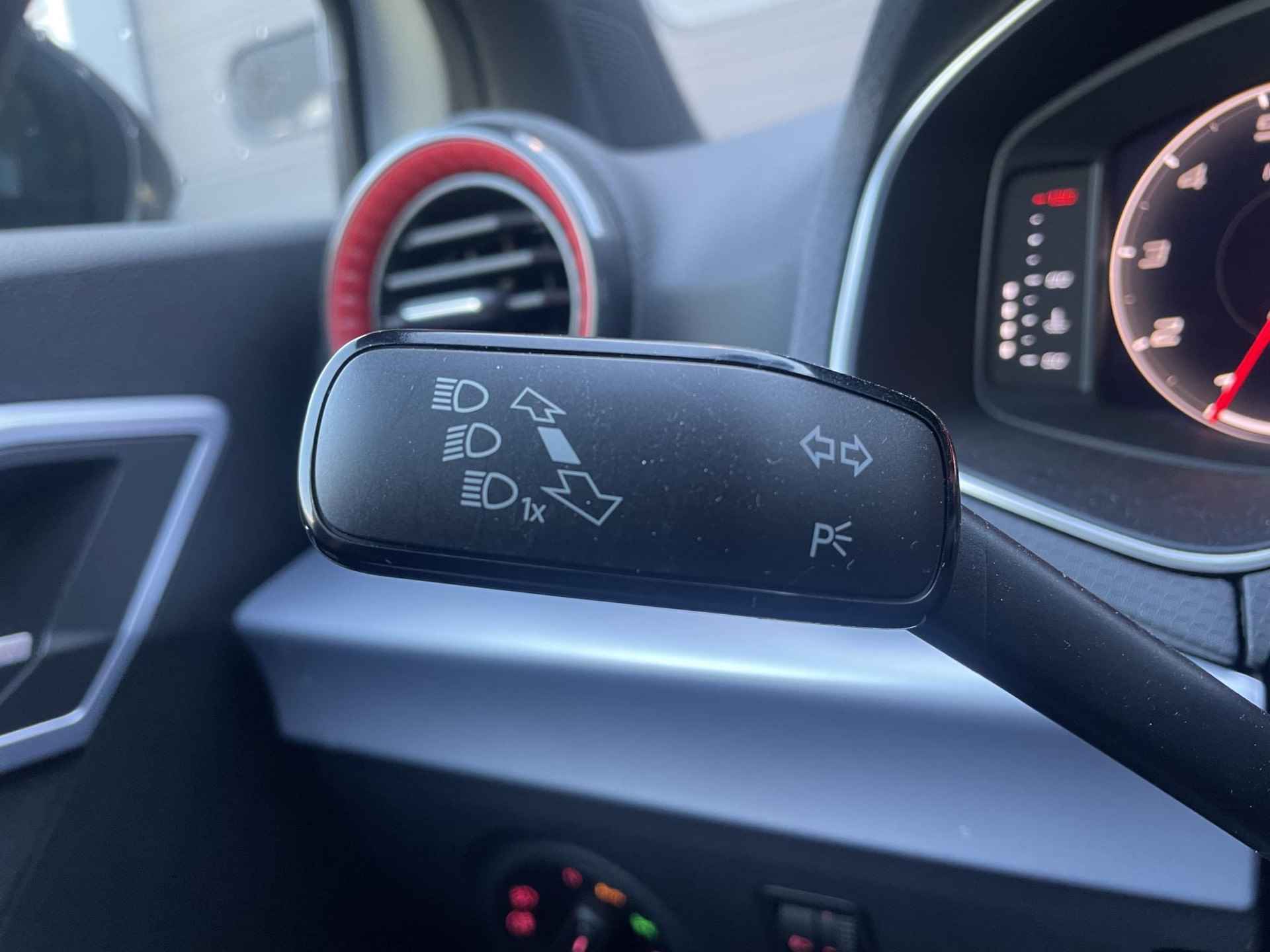 SEAT Ibiza 1.0 TSI FR / Navigatie via Apple Carplay & Android Auto / Cruise Control / Stoelverwarming / Parkeersensoren voor & Achter / - 30/34