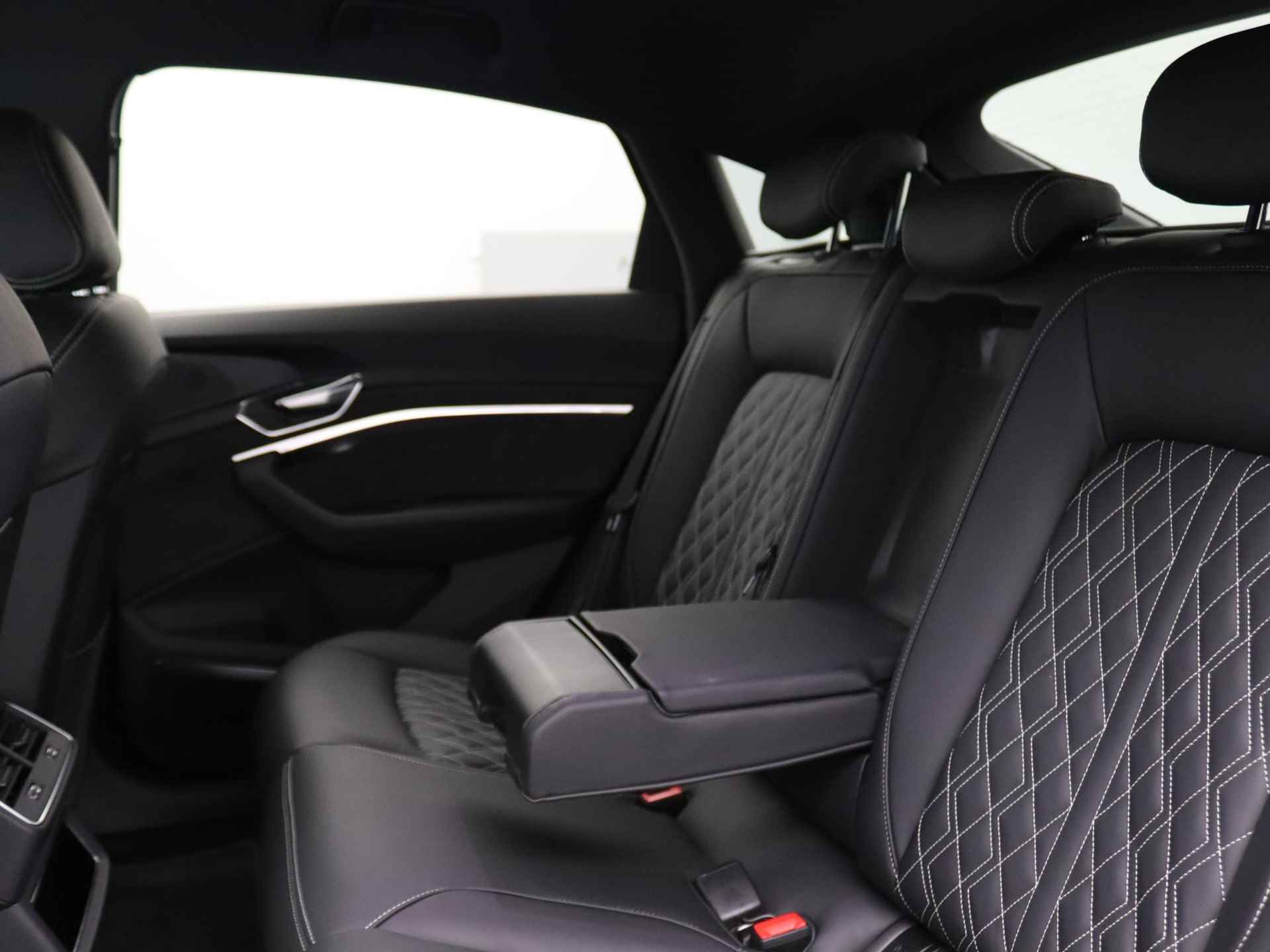 Audi e-tron Sportback S quattro 95kWh 503PK Black style, leder, Bang&Olufsen, Matrix-LED, 360 gr. camera's, keyless, stoelverwarming, alarm, 21'' lichtmetaal - 7/49