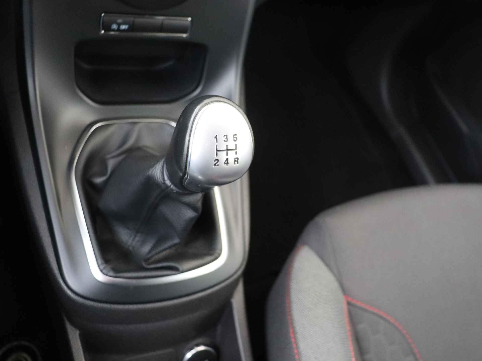 Ford Fiesta 1.0 EcoBoost ST Line | Navigatie | Parkeerhulp | Climate-en cruise control | Voorruit verwarming | - 15/41