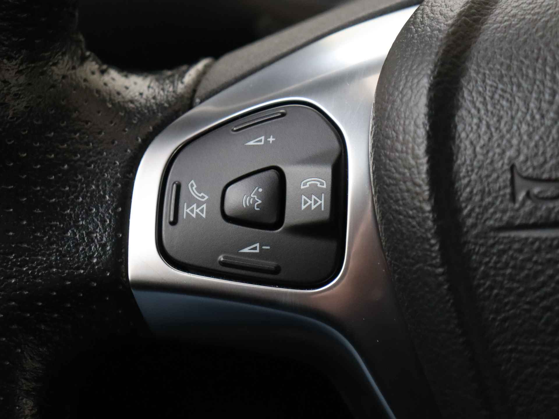 Ford Fiesta 1.0 EcoBoost ST Line | Navigatie | Parkeerhulp | Climate-en cruise control | Voorruit verwarming | - 24/41