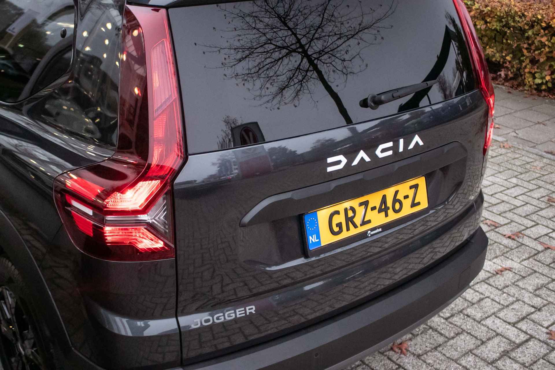 Dacia Jogger 1.0 TCe 110 Extreme 7p. - All-in rijklrprs | 7 persoons uitv. | Navi | Camera - 28/42