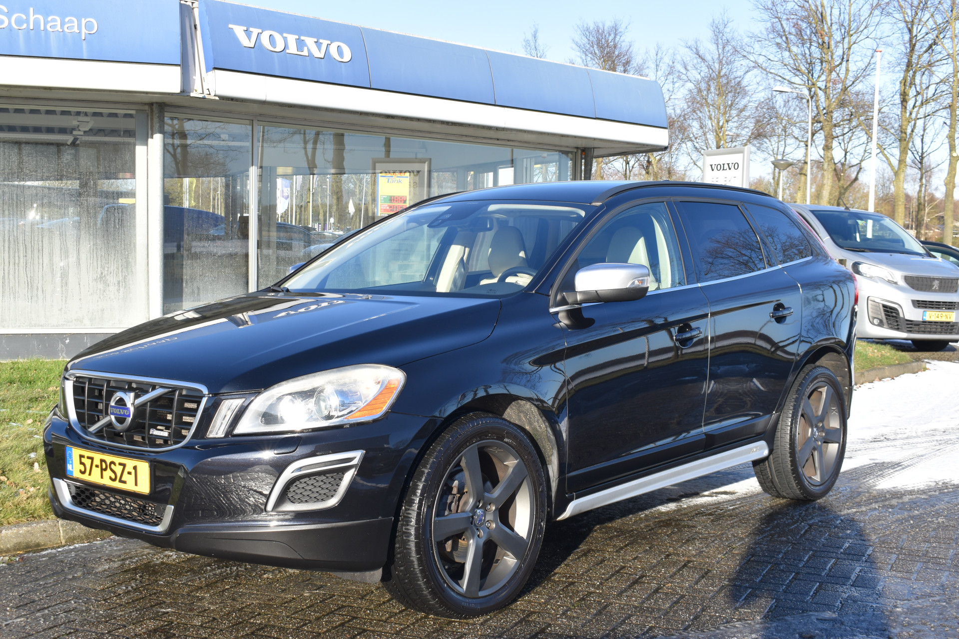 Volvo XC60 2.0T 203PK Automaat R-Design | Xenon | Leder | Stoelverwarming | Afn. trekhaak | Getint glas | 20"LMV | bij viaBOVAG.nl