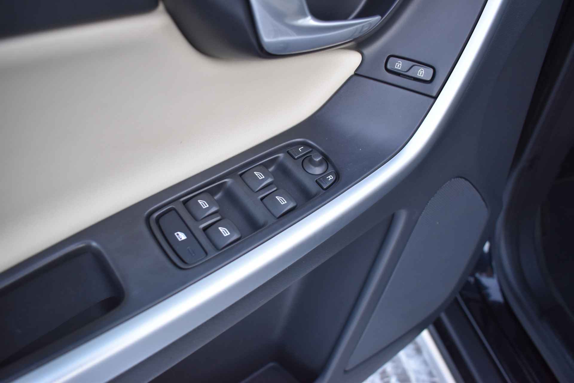 Volvo XC60 2.0T 203PK Automaat R-Design | Xenon | Leder | Stoelverwarming | Afn. trekhaak | Getint glas | 20"LMV | - 19/32