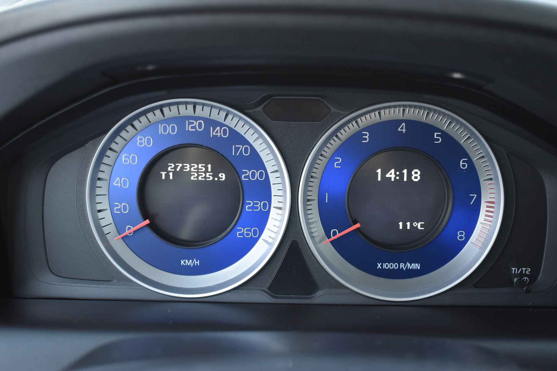 Volvo XC60 2.0T 203PK Automaat R-Design | Xenon | Leder | Stoelverwarming | Afn. trekhaak | Getint glas | 20"LMV | - 23/32