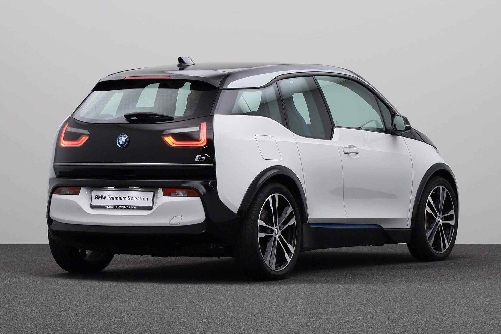 BMW i3 Basis 120Ah 42 kWh | Sportpakket | Stoelverwarming bestuurder/passagier | Warmtepomp | Snelladen wisselstroom meerfasig | PDC | Navigatiesysteem Business | - 2/25