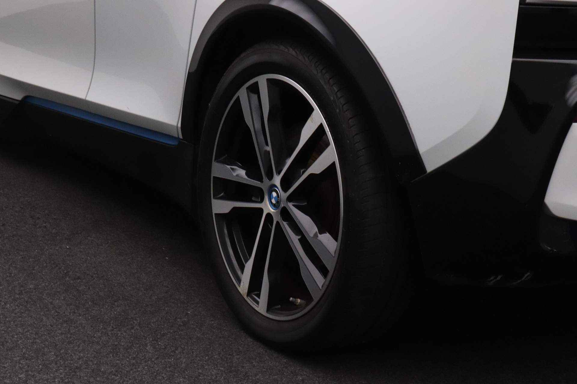 BMW i3 Basis 120Ah 42 kWh | Sportpakket | Stoelverwarming bestuurder/passagier | Warmtepomp | Snelladen wisselstroom meerfasig | PDC | Navigatiesysteem Business | - 8/25