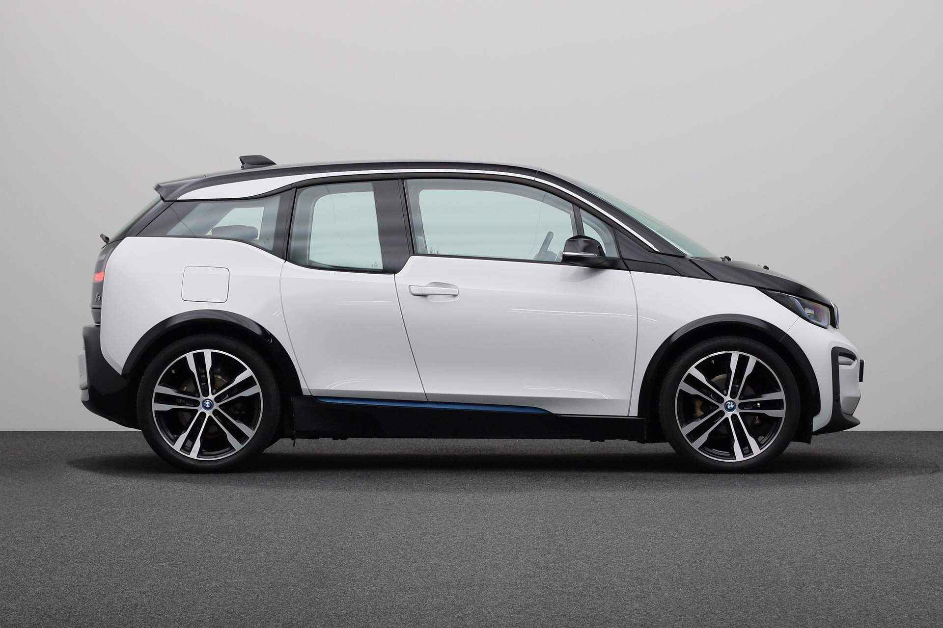 BMW i3 Basis 120Ah 42 kWh | Sportpakket | Stoelverwarming bestuurder/passagier | Warmtepomp | Snelladen wisselstroom meerfasig | PDC | Navigatiesysteem Business | - 12/25