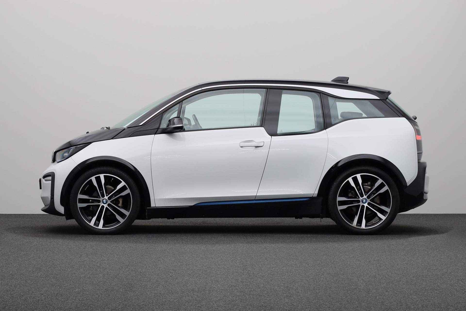 BMW i3 Basis 120Ah 42 kWh | Sportpakket | Stoelverwarming bestuurder/passagier | Warmtepomp | Snelladen wisselstroom meerfasig | PDC | Navigatiesysteem Business | - 15/25