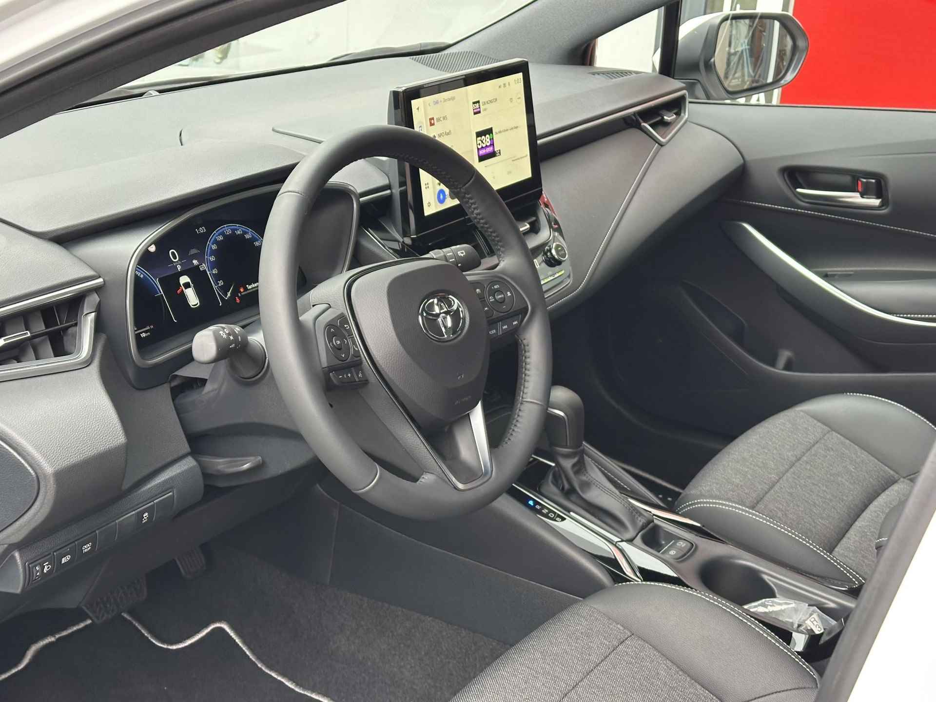 Toyota Corolla Touring Sports Hybrid 140 Business Plus NIEUW DIRECT LEVERBAAR PARK-SENSOREN KEYLESS STOELVERW GETINT GLAS BI-LED - 8/21