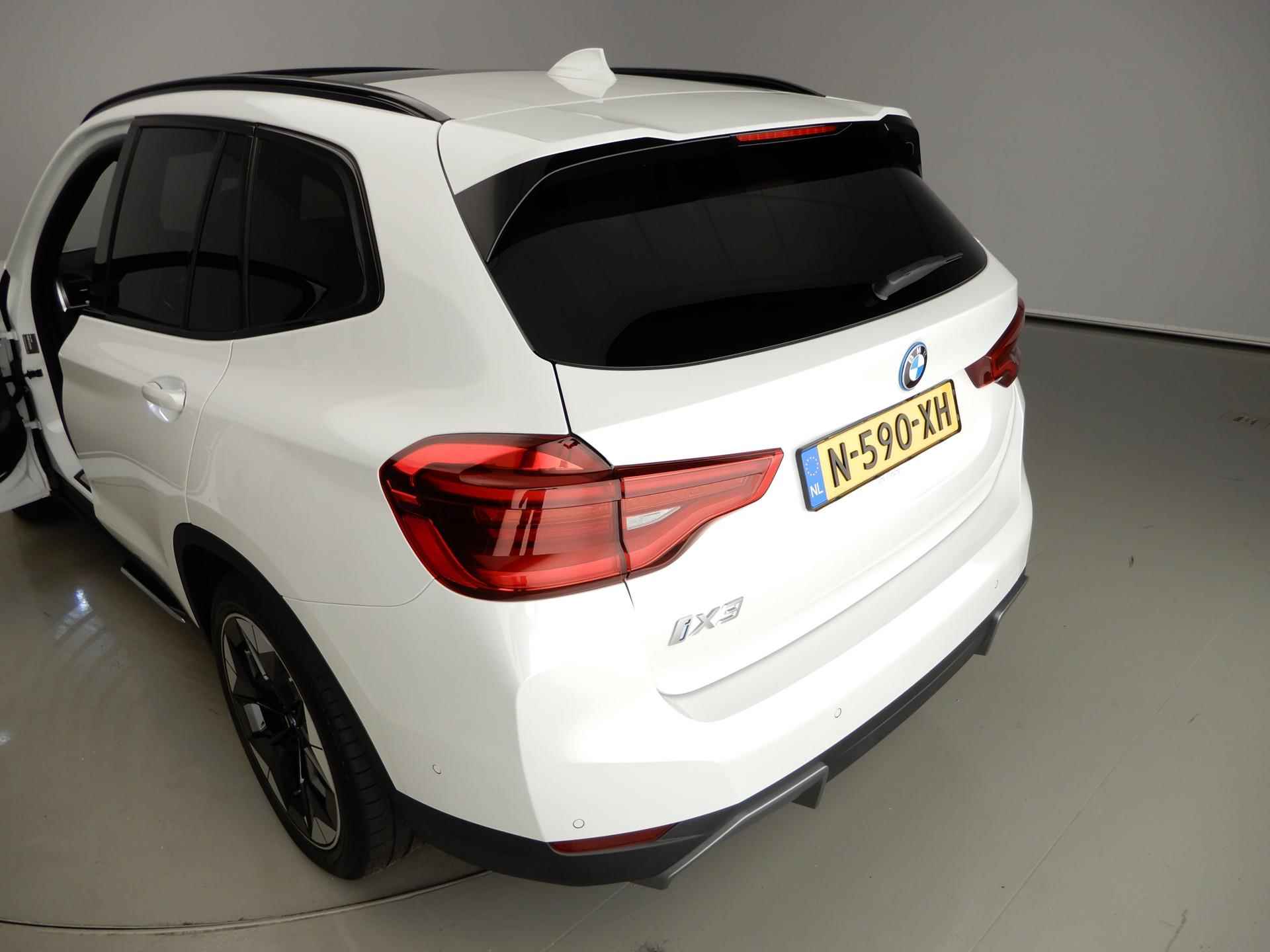 BMW iX3 High Executive 80 kWh | LED | Leder | HUD | Trekhaak | Schuifdak | Sportstoelen | DAB | Harman-kardon sound | Alu 20 inch - 27/29