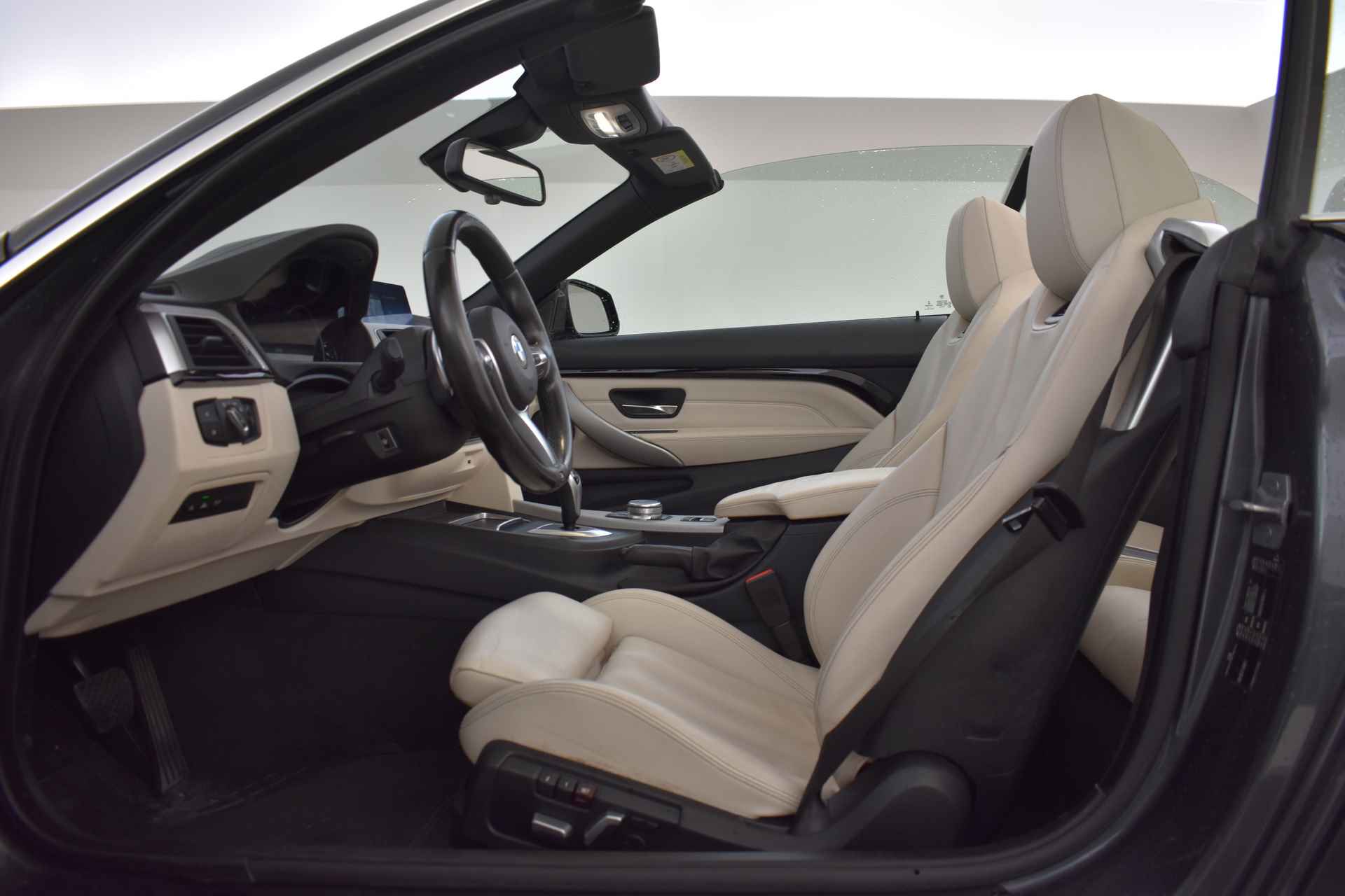 BMW 4 Serie Cabrio 430i High Executive M Sport Automaat / Achteruitrijcamera / Air Collar / Sportstoelen / Harman Kardon / M Sportonderstel / Park Assistant / Lane Change Warning - 13/56