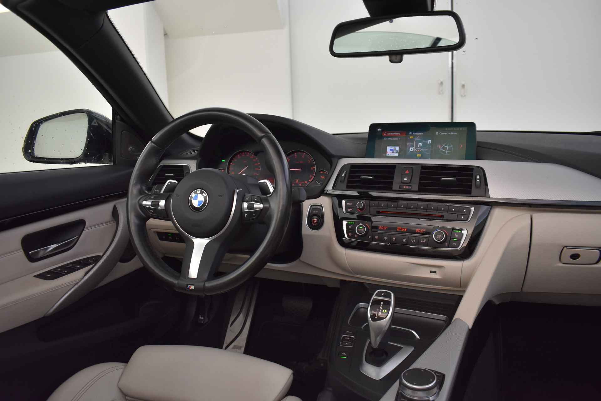 BMW 4 Serie Cabrio 430i High Executive M Sport Automaat / Achteruitrijcamera / Air Collar / Sportstoelen / Harman Kardon / M Sportonderstel | Park Assistant / Lane Change Warning - 4/56