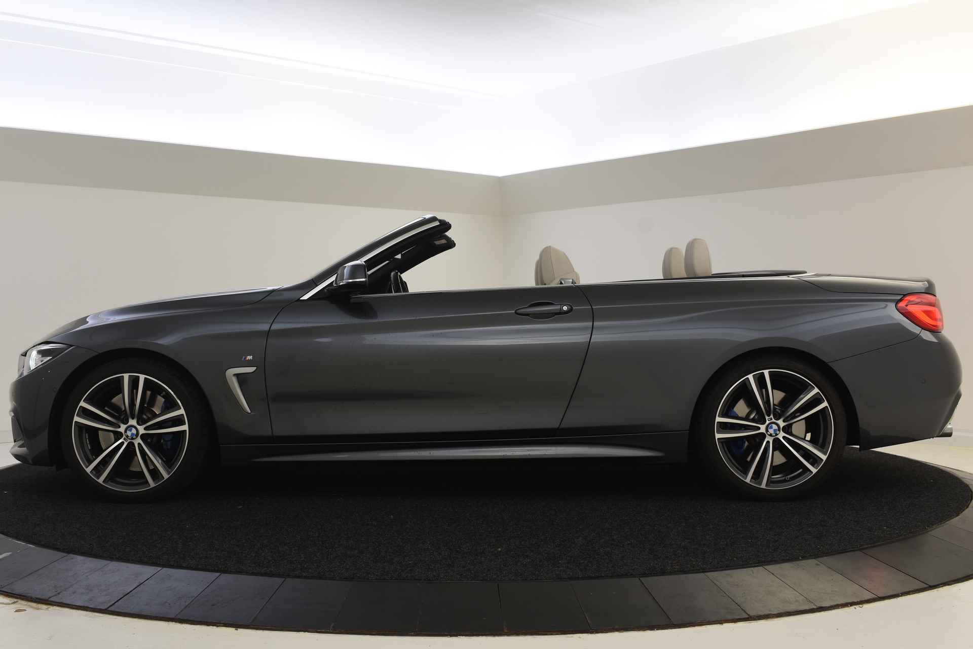 BMW 4 Serie Cabrio 430i High Executive M Sport Automaat / Achteruitrijcamera / Air Collar / Sportstoelen / Harman Kardon / M Sportonderstel | Park Assistant / Lane Change Warning - 6/56