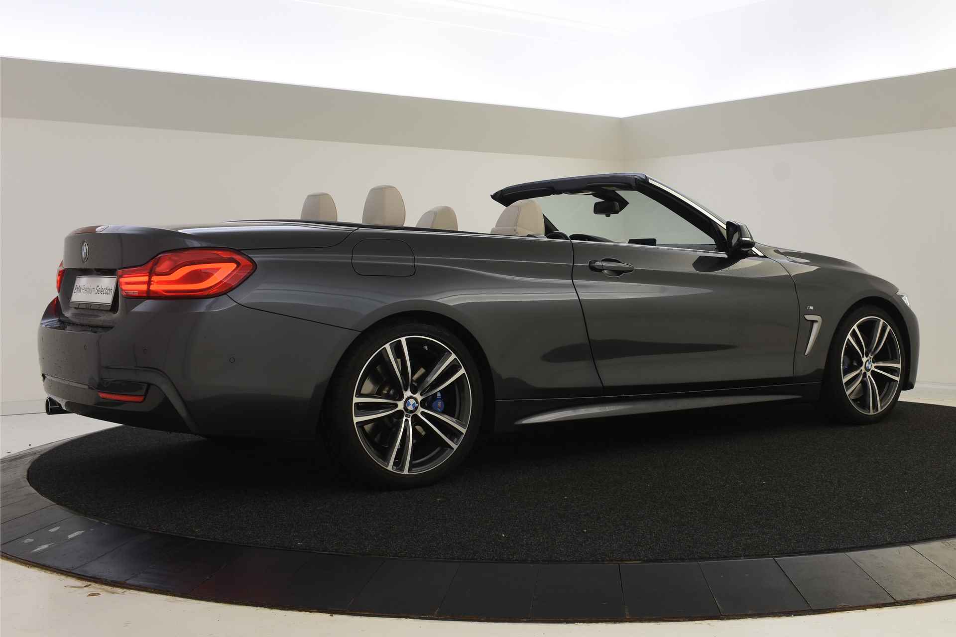 BMW 4 Serie Cabrio 430i High Executive M Sport Automaat / Achteruitrijcamera / Air Collar / Sportstoelen / Harman Kardon / M Sportonderstel | Park Assistant / Lane Change Warning - 12/56