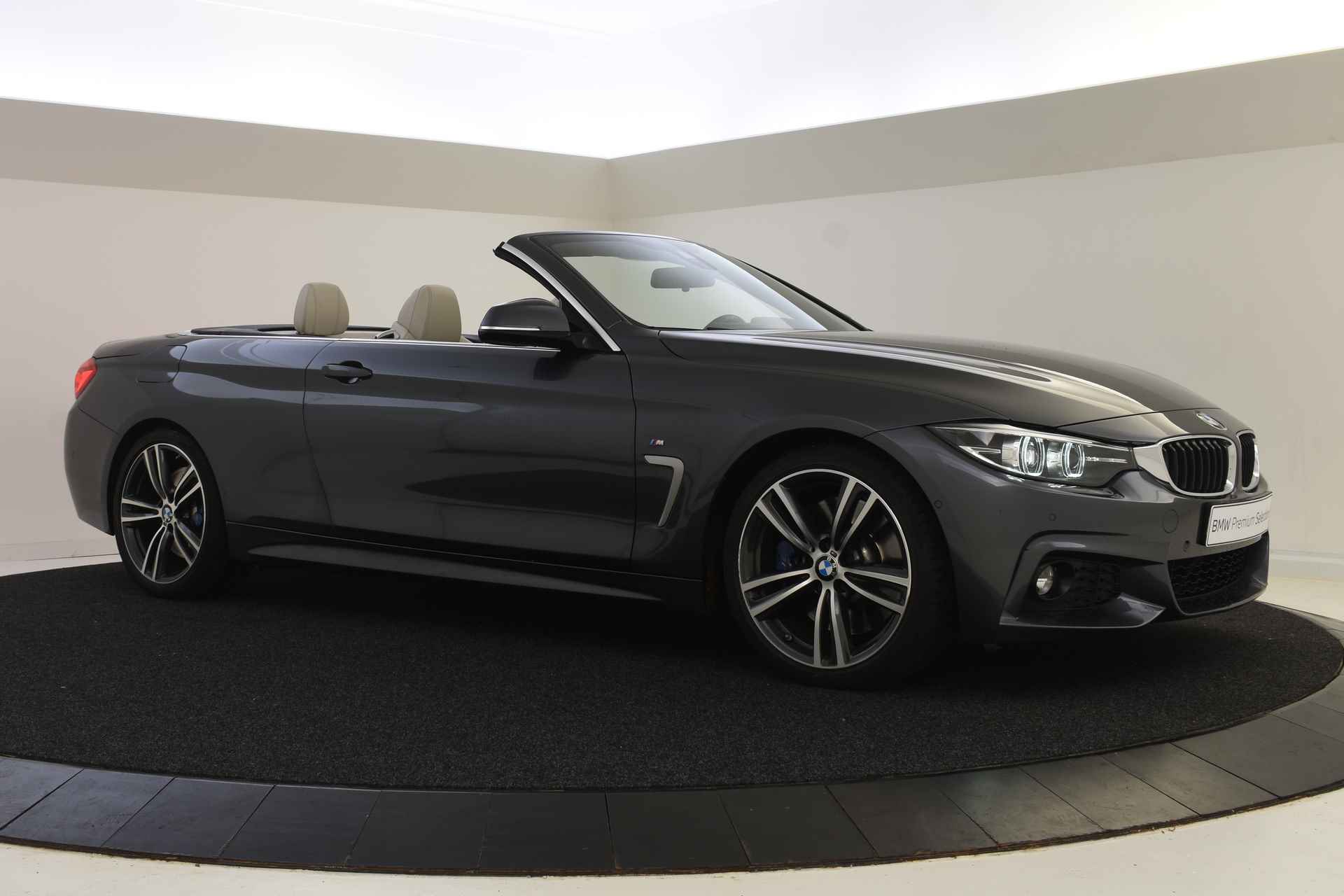 BMW 4 Serie Cabrio 430i High Executive M Sport Automaat / Achteruitrijcamera / Air Collar / Sportstoelen / Harman Kardon / M Sportonderstel | Park Assistant / Lane Change Warning - 13/56