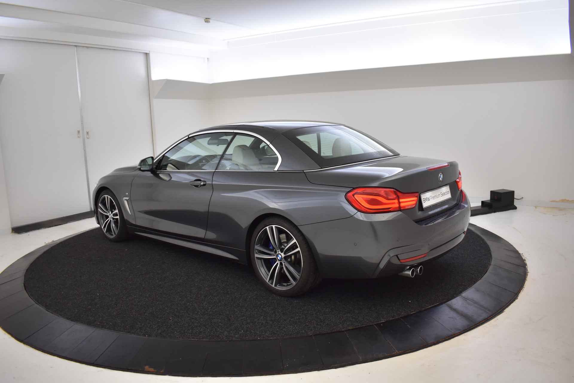 BMW 4 Serie Cabrio 430i High Executive M Sport Automaat / Achteruitrijcamera / Air Collar / Sportstoelen / Harman Kardon / M Sportonderstel | Park Assistant / Lane Change Warning - 55/56