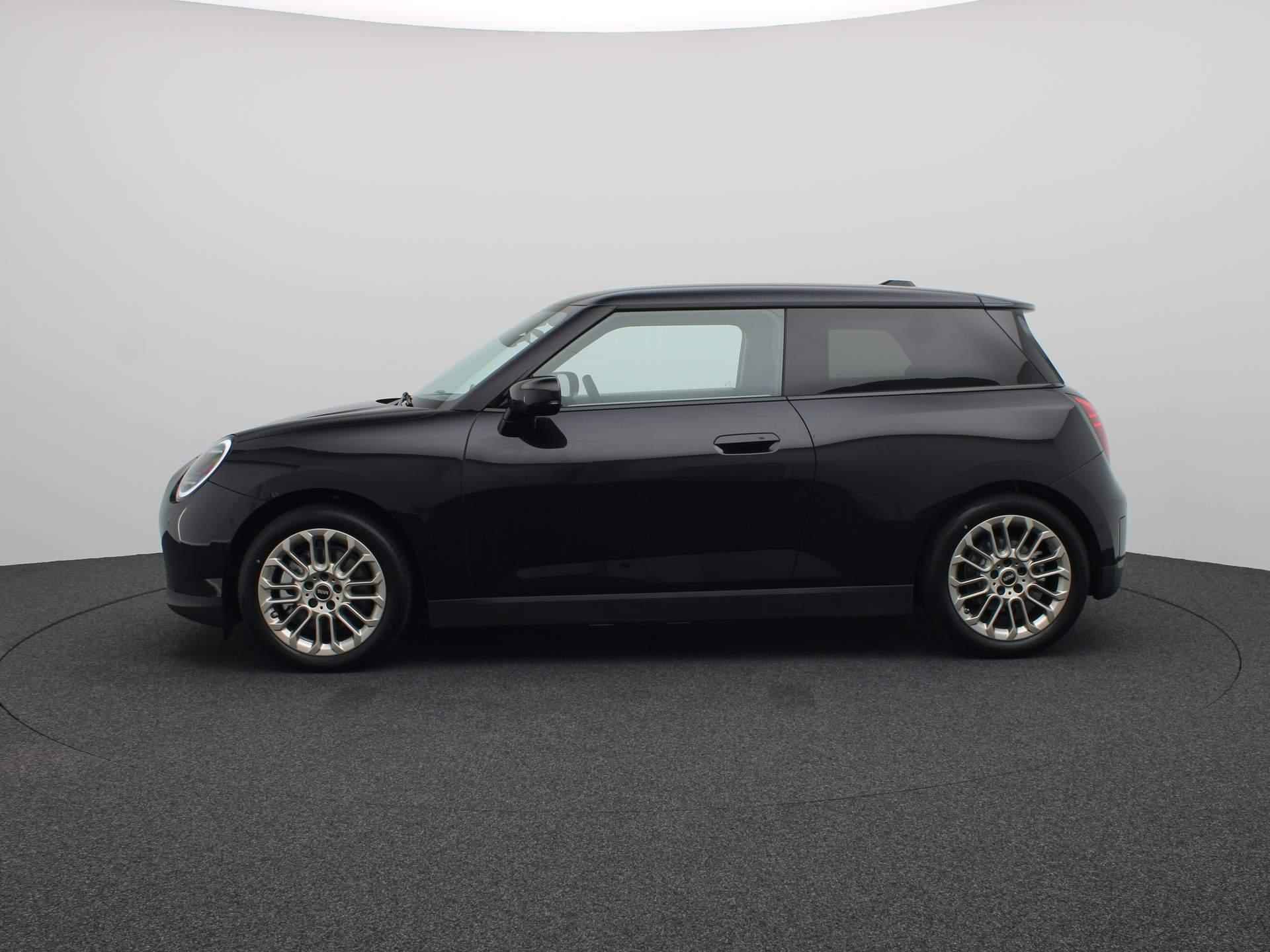 MINI 3-Deurs Favoured Pakket M + Glazen panoramadak + Elektrisch verwarmde voorstoelen + Parking Assistant + Driving Assistant - 4/19