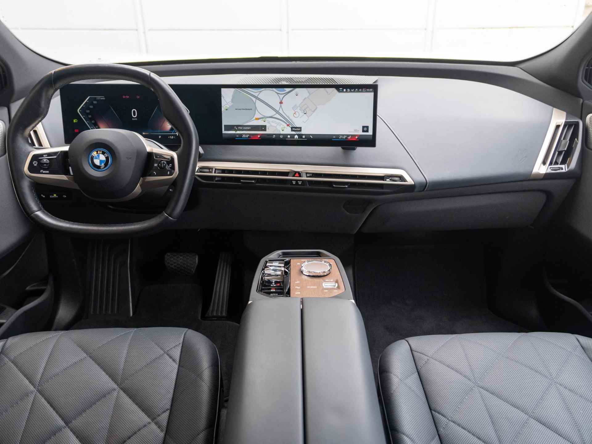 BMW iX xDrive40 | High Executive | Luchtvering | Driving Assistant Professional | Glazen panoramadak Sky Lounge | Parking Assistent Plus | BMW Laserlight | Trekhaak - 11/40