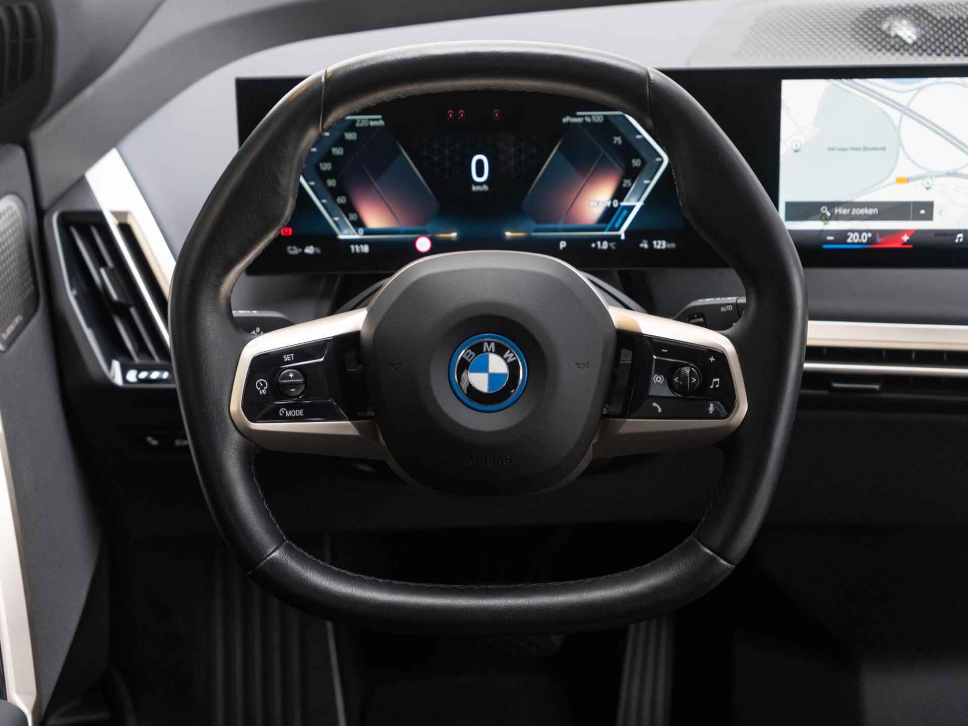 BMW iX xDrive40 | High Executive | Luchtvering | Driving Assistant Professional | Glazen panoramadak Sky Lounge | Parking Assistent Plus | BMW Laserlight | Trekhaak - 12/40