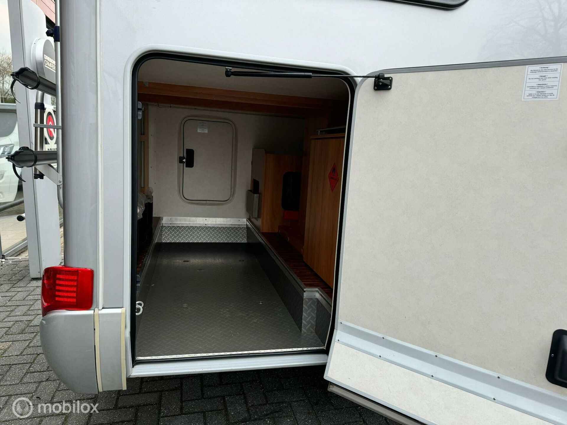 Hymer EX 562 Exsis-i Silverline Enkele Bedden Luifel Fietsenrek Zonnepaneel - 24/26