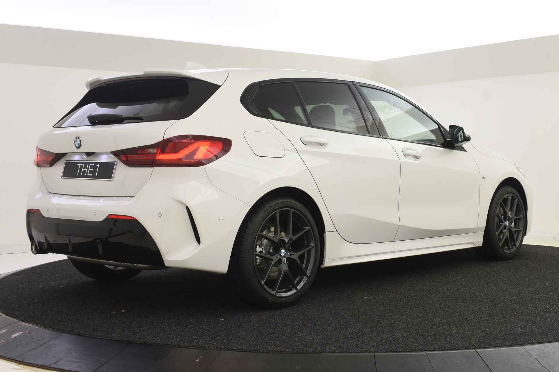 BMW 1-serie 118i M Sport Automaat / Panoramadak / Sportstoelen / LED / M Sportonderstel / Comfort Access / Parking Assistant / Live Cockpit Professional - 3/43