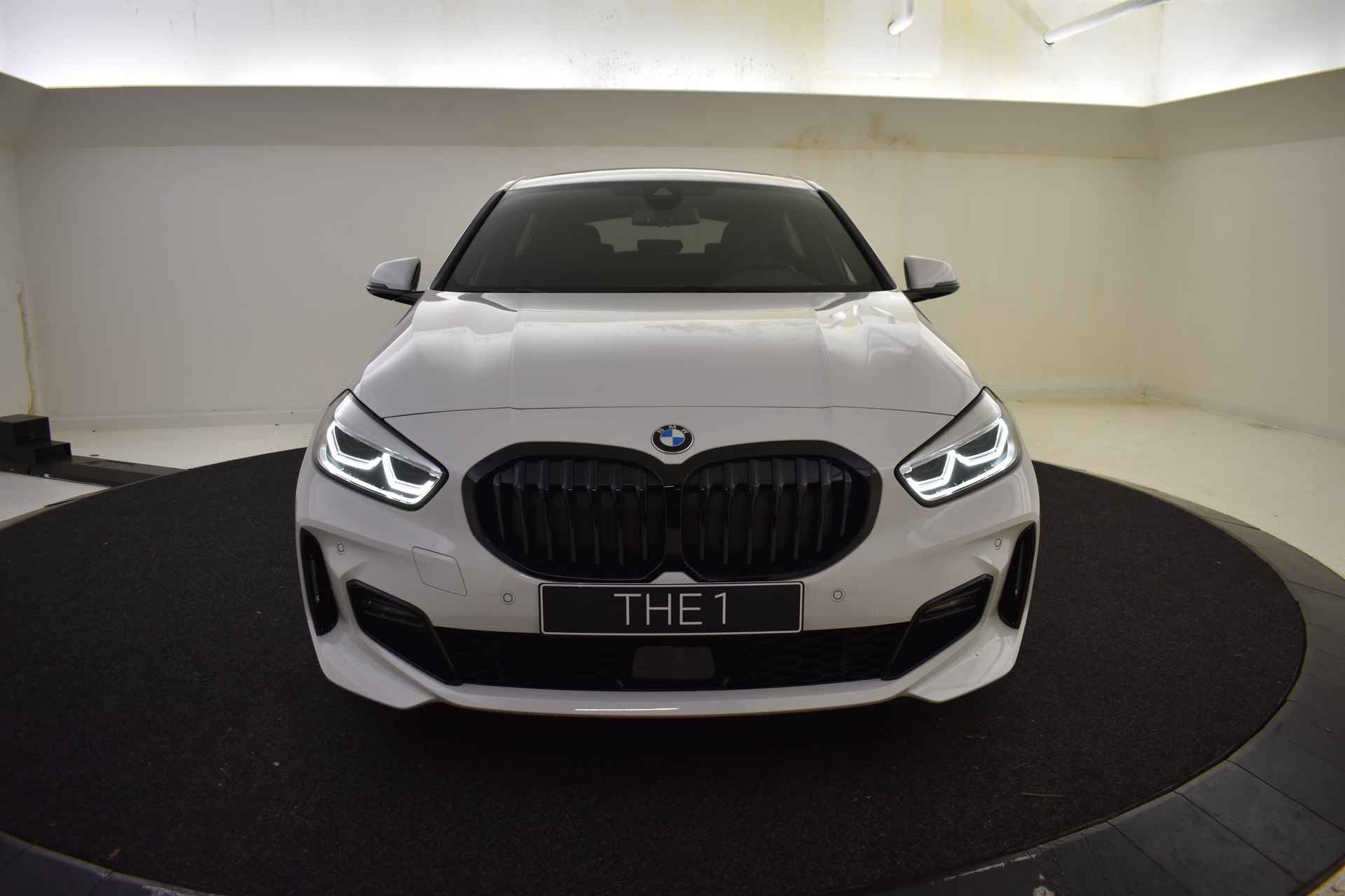 BMW 1-serie 118i M Sport Automaat / Panoramadak / Sportstoelen / LED / M Sportonderstel / Comfort Access / Parking Assistant / Live Cockpit Professional - 40/43