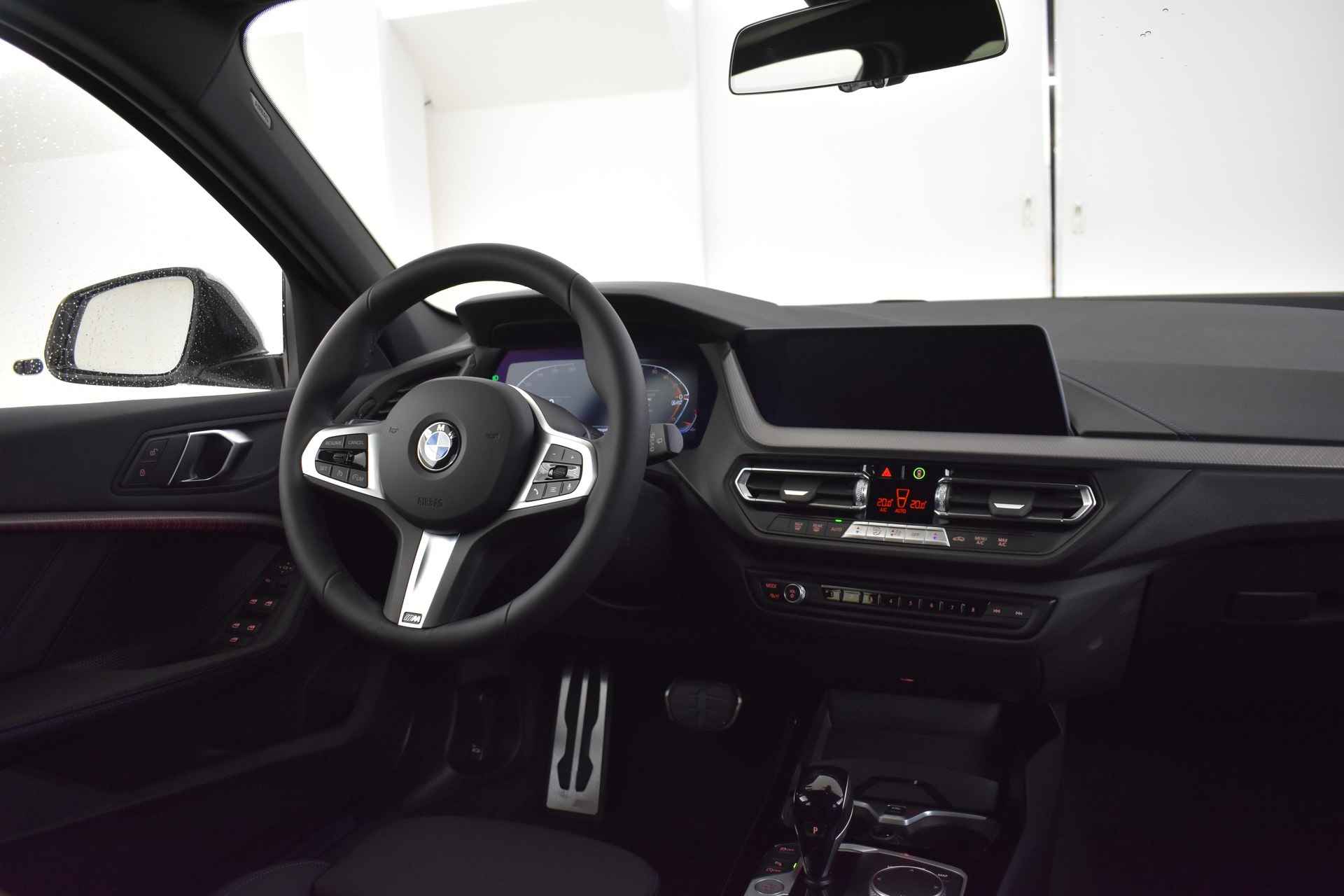 BMW 1-serie 118i M Sport Automaat / Panoramadak / Sportstoelen / LED / M Sportonderstel / Comfort Access / Parking Assistant / Live Cockpit Professional - 4/43