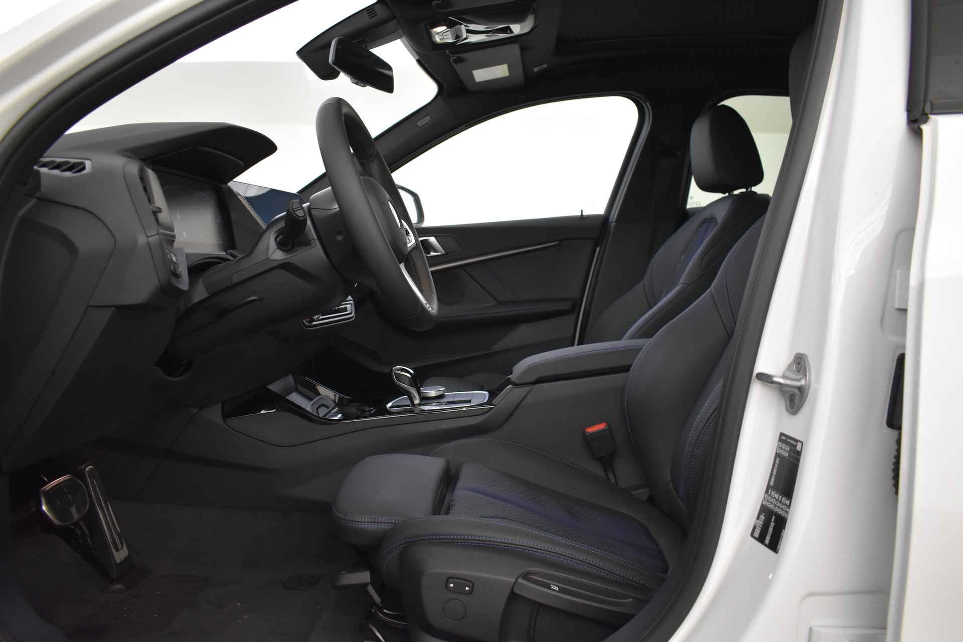 BMW 1-serie 118i M Sport Automaat / Panoramadak / Sportstoelen / LED / M Sportonderstel / Comfort Access / Parking Assistant / Live Cockpit Professional - 5/43