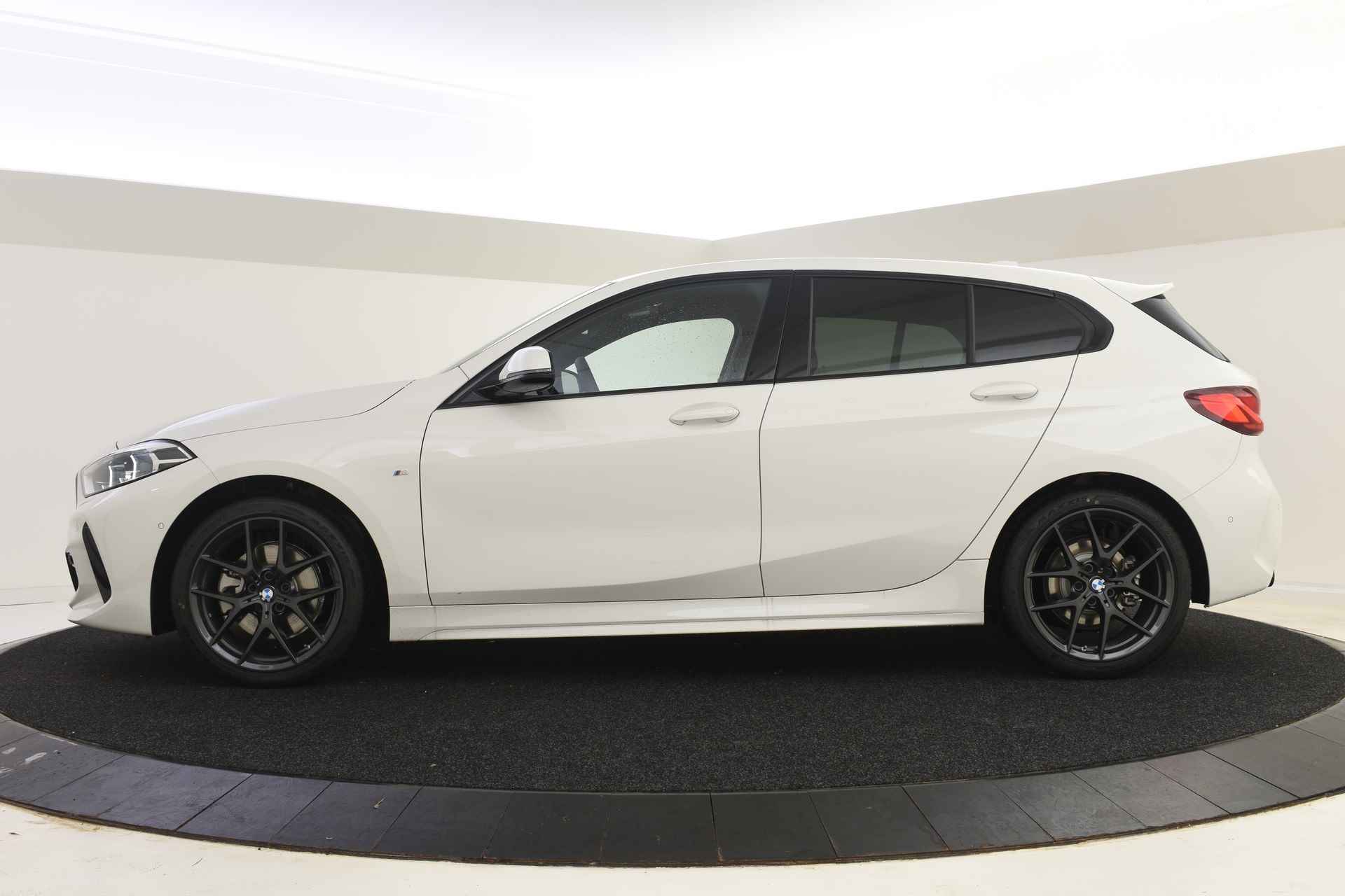 BMW 1-serie 118i M Sport Automaat / Panoramadak / Sportstoelen / LED / M Sportonderstel / Comfort Access / Parking Assistant / Live Cockpit Professional - 6/43