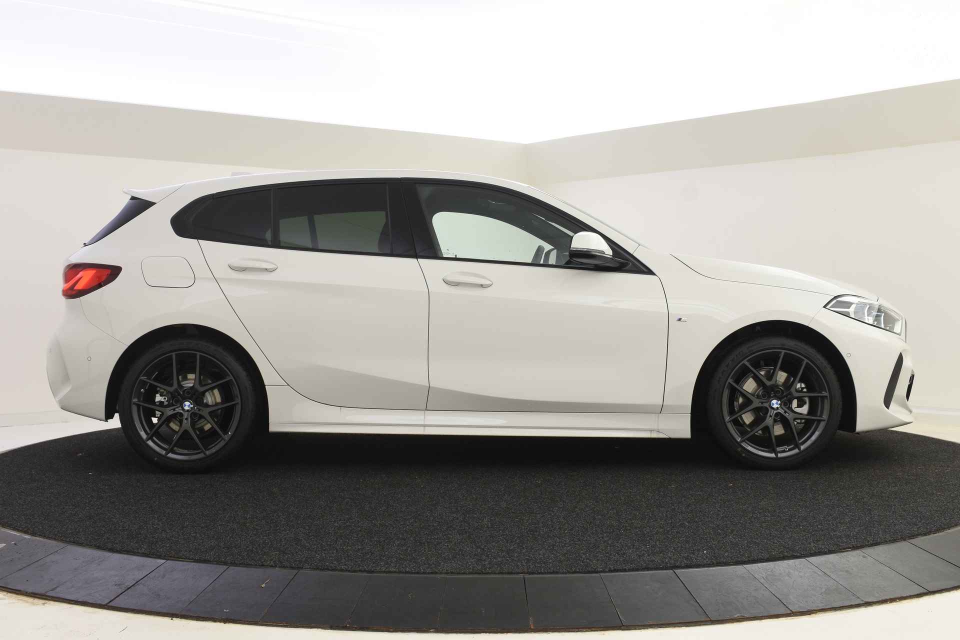 BMW 1-serie 118i M Sport Automaat / Panoramadak / Sportstoelen / LED / M Sportonderstel / Comfort Access / Parking Assistant / Live Cockpit Professional - 7/43