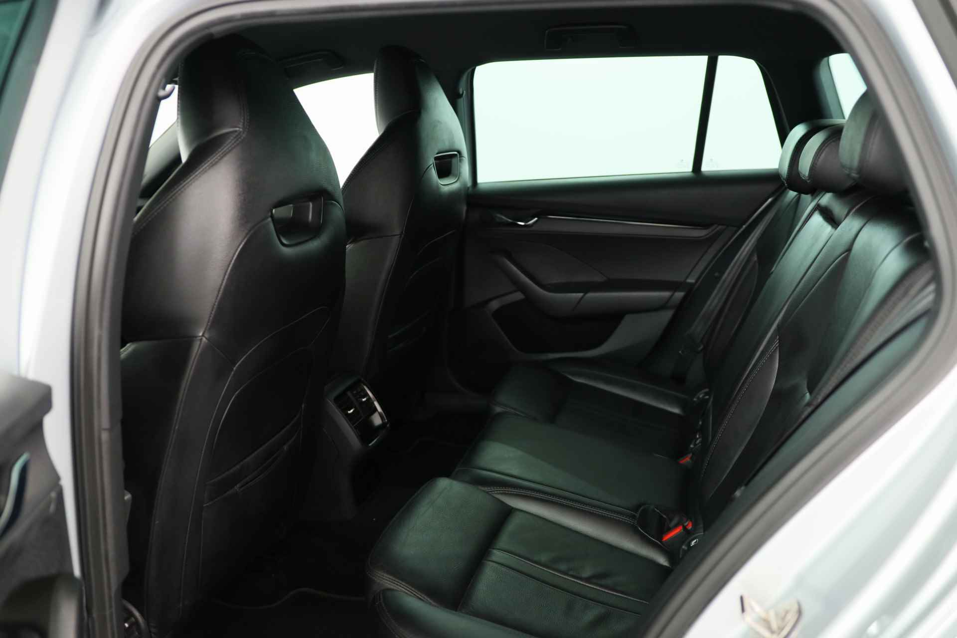 Škoda Octavia Combi 1.0 e-TSI Sport Business | Trekhaak | Leder | Stoelverwarming | Adaptive Cruise | Virtual Cockpit | Parkeersensoren V+A - 32/47