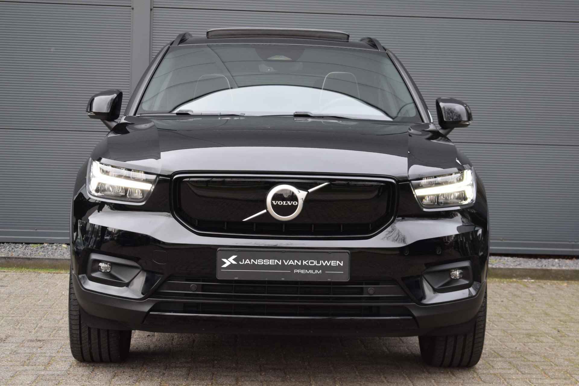 Volvo XC40 Recharge P8 AWD R-Design / Panoramadak / Stoelverwarming / SOH 93% - 2/61