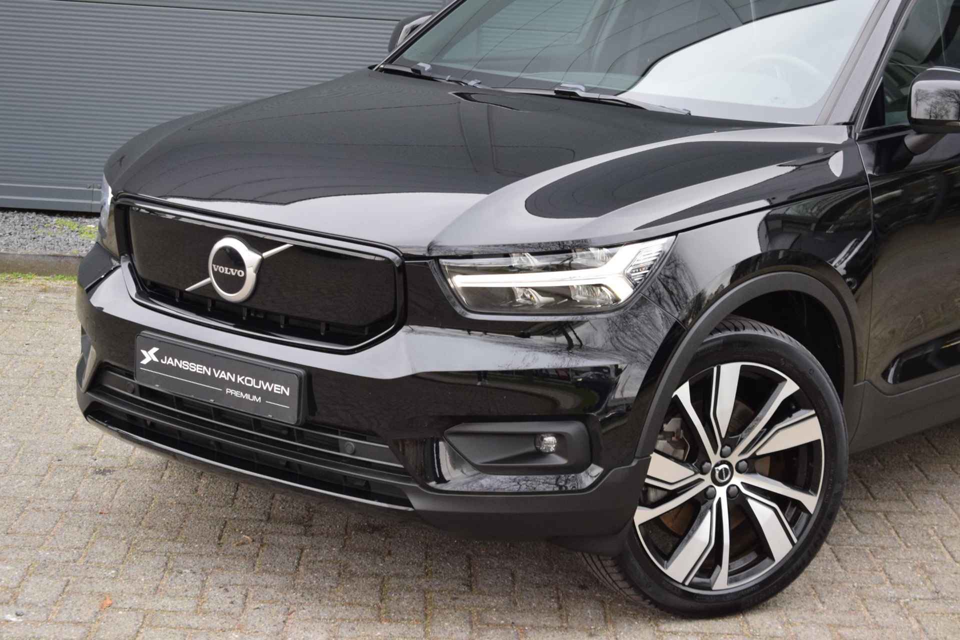 Volvo XC40 Recharge P8 AWD R-Design / Panoramadak / Stoelverwarming / SOH 93% - 28/61