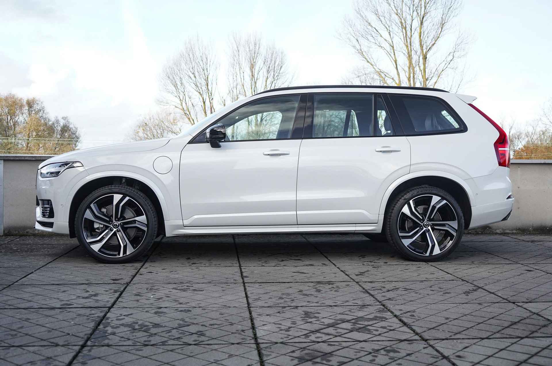 Volvo XC90 2.0 T8 Recharge AWD Ultimate Dark | Long Range Accu | Luchtvering | 7- zitplaatsen | Trekhaak | Panoramadak | 360 Camera | Bowers & Wilkins | Alcantara hemelbekleding - 3/32