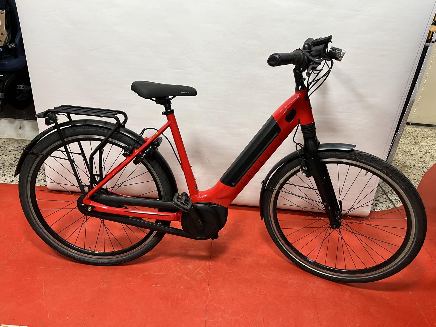 Gazelle Ultimate C8+ HMB Connect D53 N8 Elektrische Stadsfietsen champion red