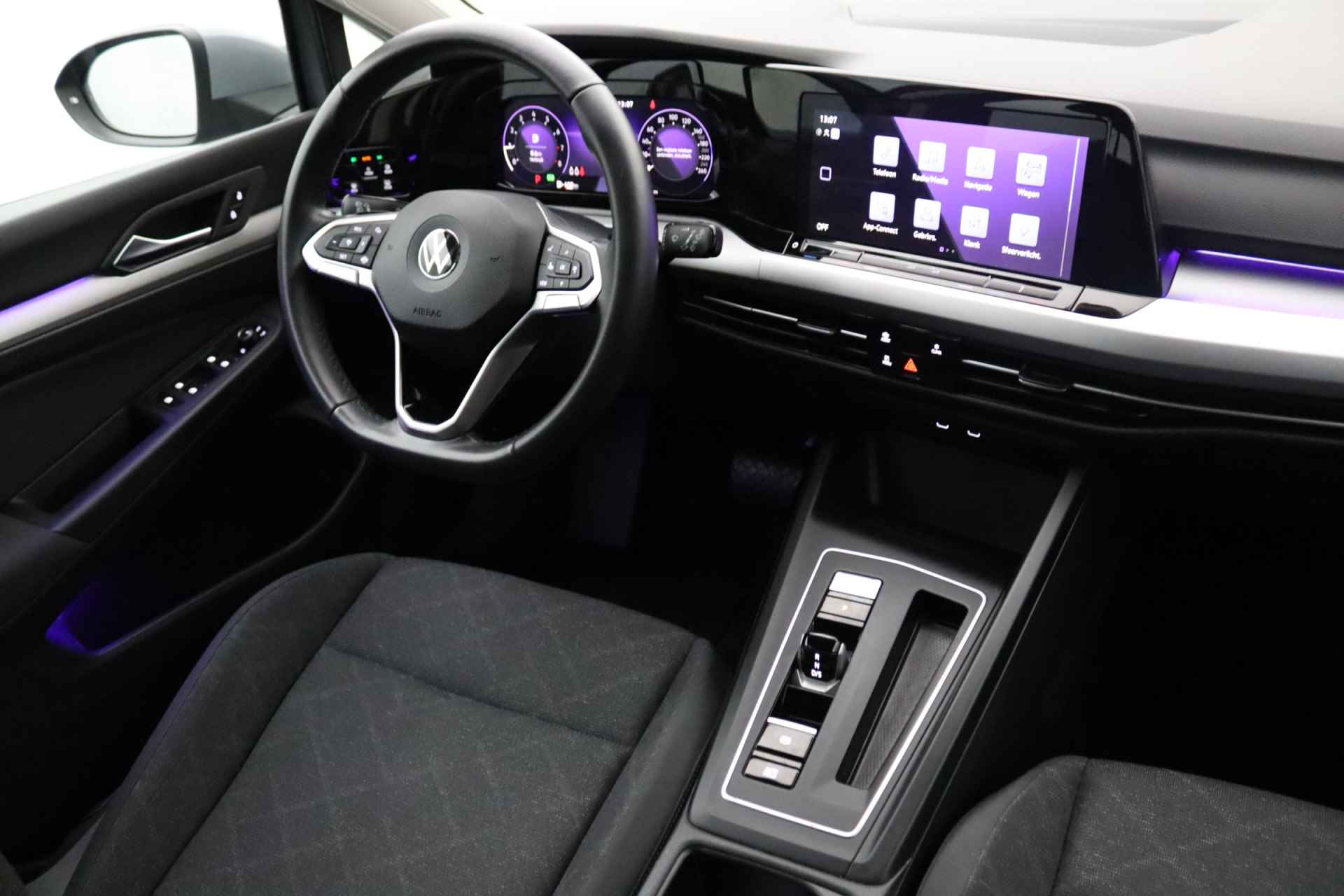 Volkswagen Golf 1.0 eTSI Life | Adaptieve cruise control | Climate control | LED koplampen | Parkeersensoren - 19/30