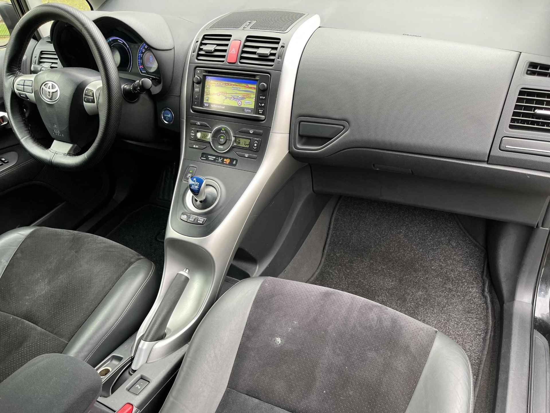 Toyota Auris 1.8 Full Hybrid Executive | Navigatiesysteem | Parkeercamera | Licht metalen velgen | incl beurt, APK en 12 maanden garantie | - 12/25