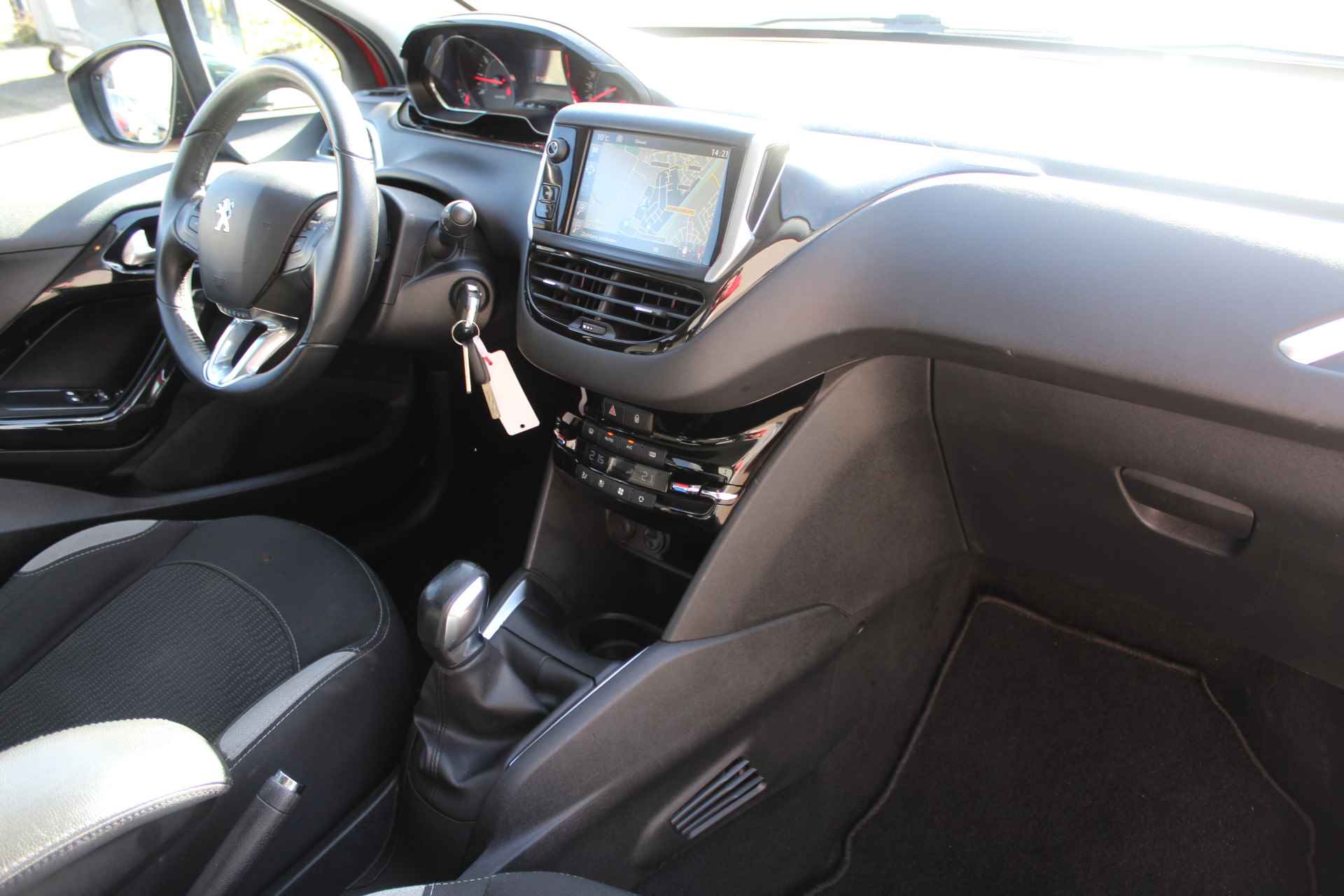 Peugeot 208 1.2 PureTech Style Pack Navigatie,Cruise control,Climate control,Mistlampen,Parkeersensoren - 2/22